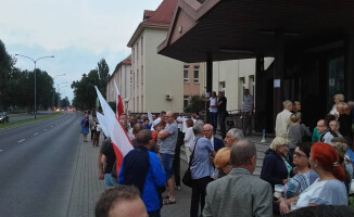 Około 300 osób protestowało przed sądem