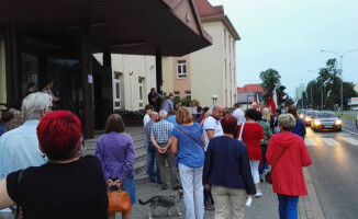 Około 300 osób protestowało przed sądem