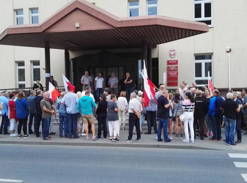 Około 300 osób protestowało przed sądem - grafika