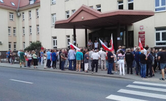 Około 300 osób protestowało przed sądem