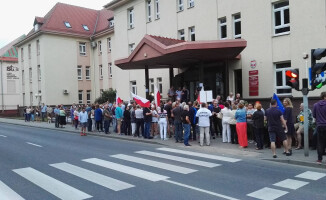 Około 300 osób protestowało przed sądem
