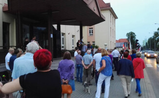 Około 300 osób protestowało przed sądem