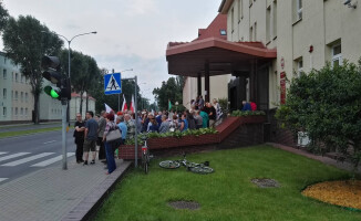 Około 300 osób protestowało przed sądem