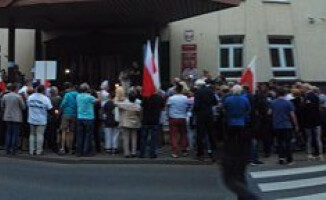 Około 300 osób protestowało przed sądem