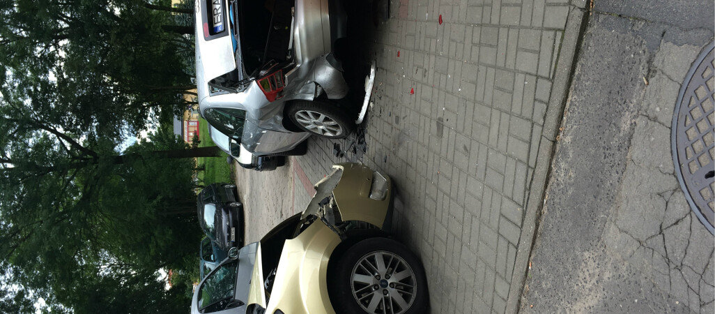 Pijany kierowca wjechał w dwa inne auta na parkingu