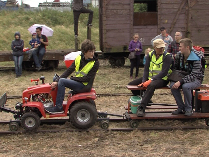 Wąskotorówki, a nawet traktorki na torach - grafika