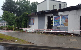 Ciągnikiem z przyczepami wjechał do lodziarni
