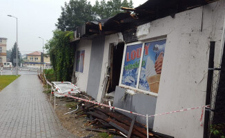 Ciągnikiem z przyczepami wjechał do lodziarni