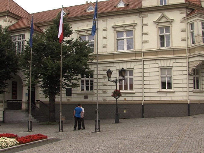 Miasto przegrywa z gminą - grafika