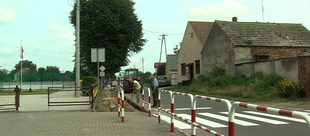 Powstają nowe drogi i chodniki