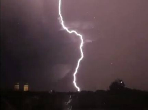 W nocy mogą wystąpić burze i silny wiatr - grafika