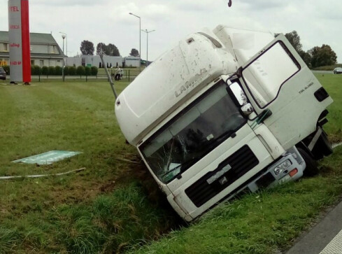 Zasnął za kierownicą ciężarówki na drodze K11 - grafika