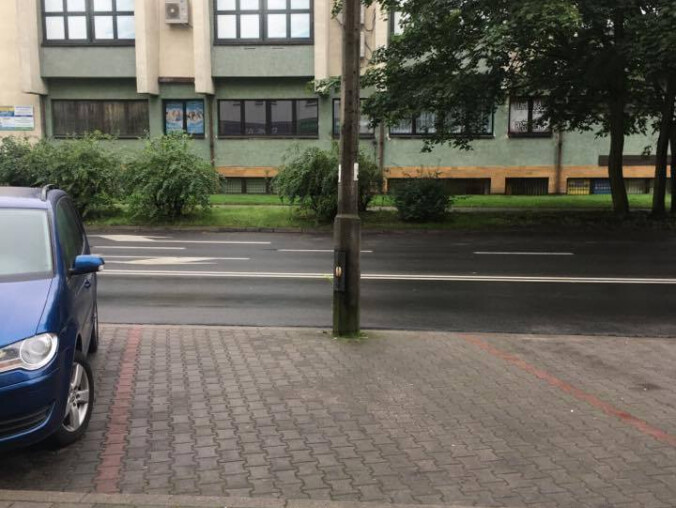 Lampa uliczna blokuje wjazd na parking w Pile - grafika