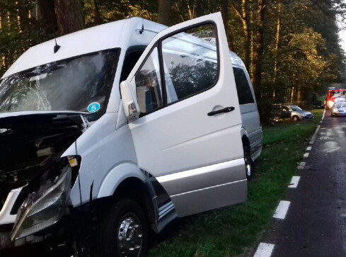 Zderzenie busa z osobówką. Pięć osób rannych - grafika