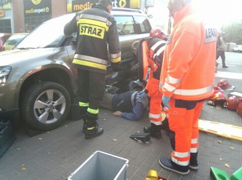 Wyjeżdżając z parkingu potrąciła rowerzystę - grafika