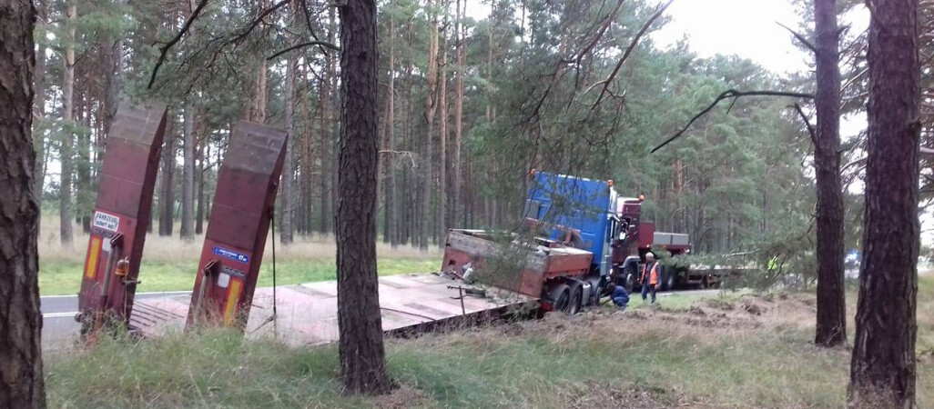 Tir wypadł z drogi