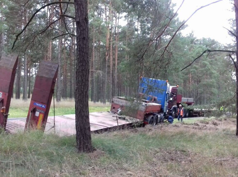 Tir wypadł z drogi - grafika