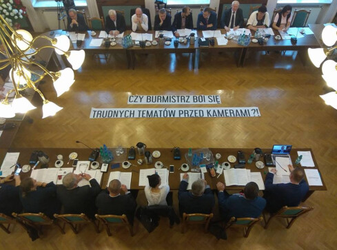 Czy burmistrz boi się trudnych tematów przed kamerami? - grafika