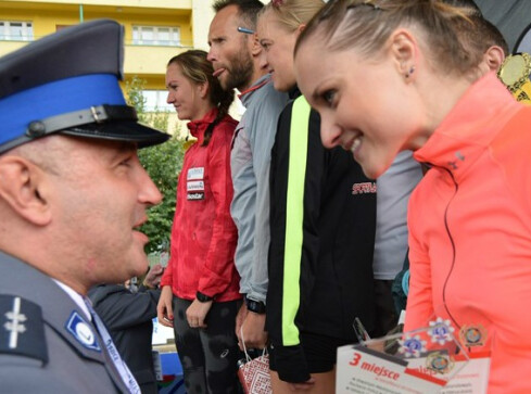 Złotowscy policjanci szybko biegają - grafika