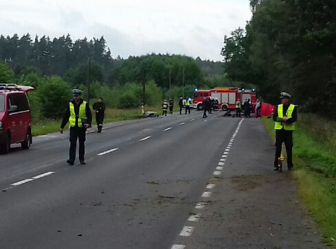 4 osoby zginęły w wypadku, jedna w szpitalu - grafika