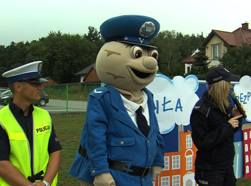 Sierżant Pyrek uczy dzieci zasad bezpieczeństwa - grafika