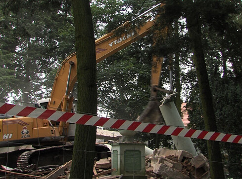 Zburzenie mauzoleum podzieliło społeczeństwo - grafika