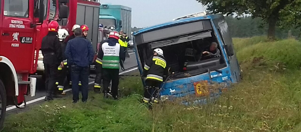 Ranne dzieci w wypadku autobusu na DK 10