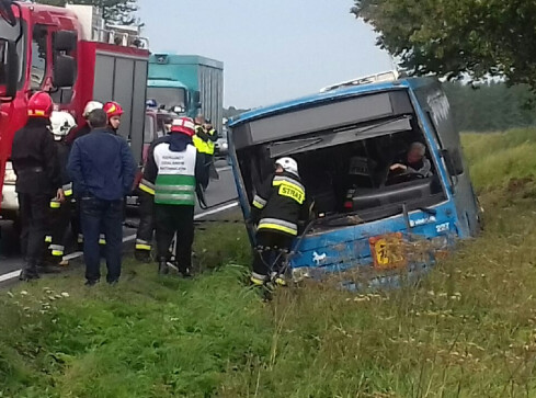 Ranne dzieci w wypadku autobusu na DK 10 - grafika