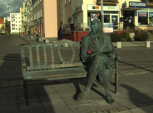 Ławeczka Staszica stanęła na placu Konstytucji - grafika