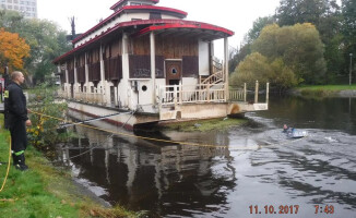 Trzy małe kotki wyciągnęli z rzeki strażacy i strażnicy