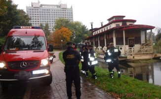 Trzy małe kotki wyciągnęli z rzeki strażacy i strażnicy