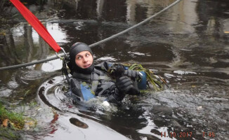 Trzy małe kotki wyciągnęli z rzeki strażacy i strażnicy