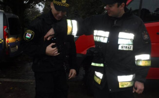 Trzy małe kotki wyciągnęli z rzeki strażacy i strażnicy