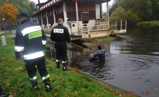 Trzy małe kotki wyciągnęli z rzeki strażacy i strażnicy