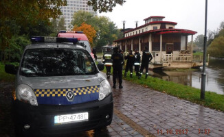 Trzy małe kotki wyciągnęli z rzeki strażacy i strażnicy