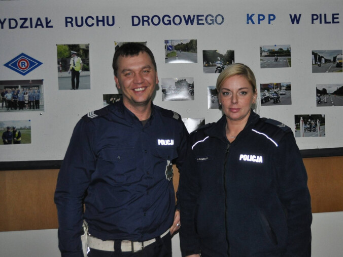 Policjanci eskortowali taksówkę do szpitala - grafika