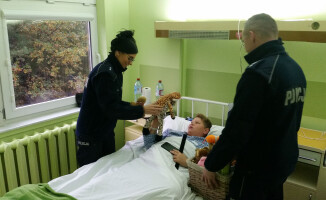 Policjanci eskortowali taksówkę do szpitala