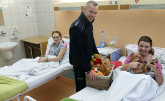 Policjanci eskortowali taksówkę do szpitala
