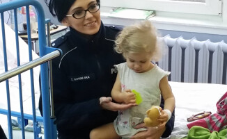 Policjanci eskortowali taksówkę do szpitala