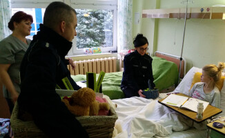 Policjanci eskortowali taksówkę do szpitala