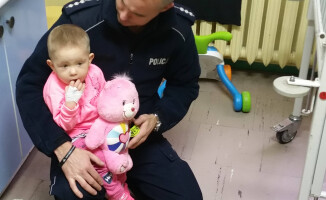 Policjanci eskortowali taksówkę do szpitala