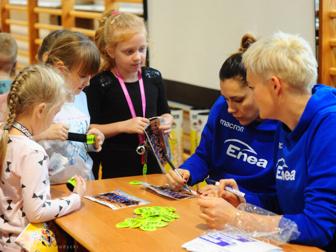 Siatkarki rozdawały dzieciom odblaski od WORD - grafika