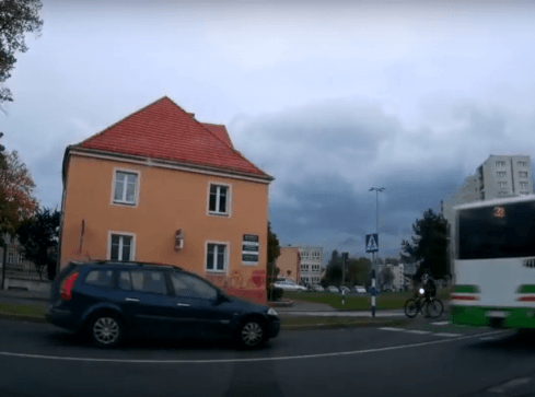 Prawie doszło do wypadku na przejściu [FILM] - grafika