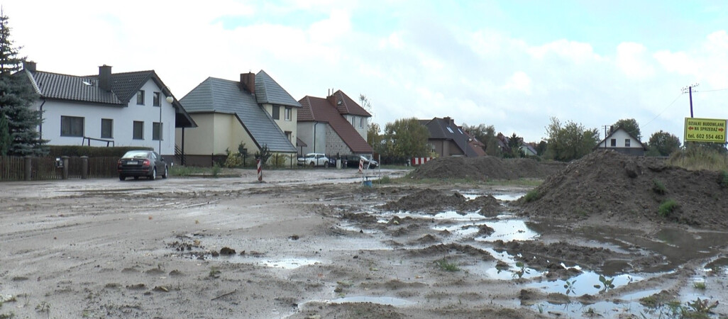 Mieszkańcy jednego z osiedli z dziurami i błotem