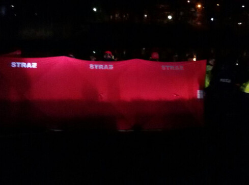 Wskoczył do rzeki. Uratowali go strażak z policjantem - grafika