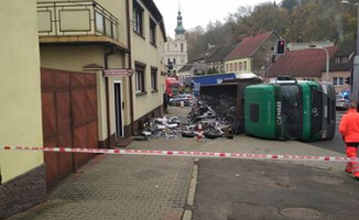 Przewróciła się ciężarówka przewożąca złom