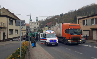 Przewróciła się ciężarówka przewożąca złom