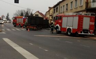 Przewróciła się ciężarówka przewożąca złom
