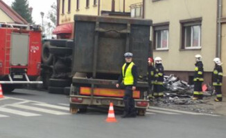 Przewróciła się ciężarówka przewożąca złom