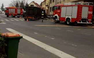 Przewróciła się ciężarówka przewożąca złom